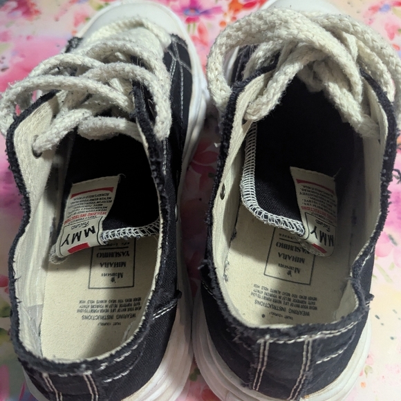 Classic Black and White Men's Sneakers - Picture 5 of 8